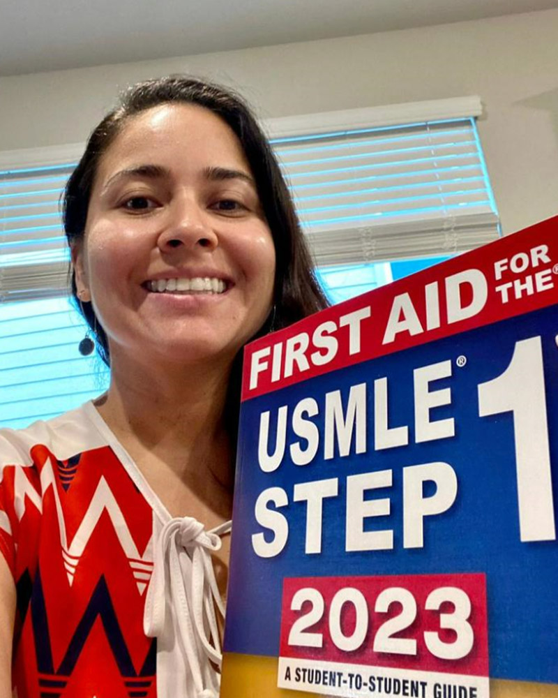 Dr. Evelyn Frías. First Aid Book Winner